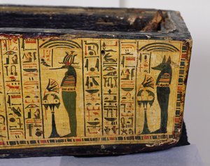 紀元前1100年頃、新王国時代にデイル・エル・バーリで発見されたとされるネシームンのミイラの外棺底部の詳細（彩色された木材