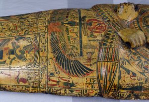 紀元前1100年頃、新王国時代にデイル・エル・バフリで発見されたとされるネシームンのミイラの外棺の蓋の詳細（木地着色 作： Egyptian 20th Dynasty