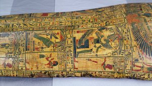 紀元前1100年頃、新王国時代にデイル・エル・バフリで発見されたとされるネシームンのミイラの外棺の蓋の詳細（木地着色
