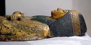 紀元前1100年頃、新王国時代にデイル・エル・バフリで発見されたとされるネシームンのミイラの外棺の蓋の詳細（木地着色 作： Egyptian 20th Dynasty