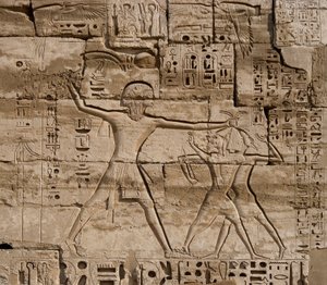 エジプトの古代遺跡：海の民に対するファラオの勝利を祝うレリーフの詳細。ラムセス3世（紀元前1187〜1156年）の葬祭殿。エジプト、ルクソール、メディネト・ハブー 作： Egyptian 20th Dynasty