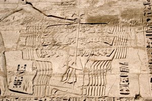 エジプトの古代遺物：ラムセス3世の敵である海の民の戦闘機を捕らえたことを表す第1塔門のレリーフの詳細。ラムセス3世（紀元前1187〜1156年）の葬祭殿。エジプト、ルクソール、メディネト・ハブー