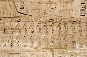 エジプトの古代遺物：ファラオ・ラムセス3世が征服した都市の紋章を表す第1塔門のレリーフの詳細。ラムセス3世（紀元前1187〜1156年）の葬祭殿。エジプト、ルクソール、メディネト・ハブー 作： Egyptian 20th Dynasty