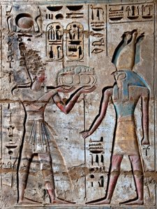 エジプトの古代遺物：第一の中庭、神格化されたホルスへの供物を運ぶファラオを描いた絵付きレリーフの詳細。ラムセス3世（紀元前1187〜1156年）の葬祭殿。エジプト、ルクソール、メディネト・ハブー