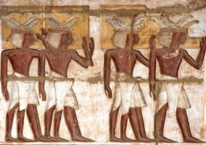 エジプト古代美術：第一宮廷、ファラオに捧げ物を持ってくるヌビア人の集団を表現した彩色レリーフの詳細。ラムセス3世（紀元前1187〜1156年）の葬祭殿。エジプト、ルクソール、メディネト・ハブー