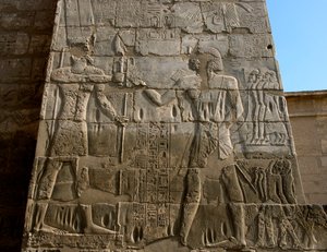 エジプトの古代遺跡：ラムセス3世（前1187-1156）の葬祭殿。アモンの手から権力の証を受け取るファラオを表す低浮彫り。エジプト、ルクソール、メディネト・ハブー 作： Egyptian 20th Dynasty