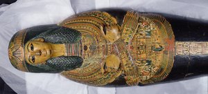 紀元前1100年頃、新王国時代にデイル・エル・バフリで発見されたと思われるネシームンのミイラの内蓋（彩色された木）（308052のディテール 作： Egyptian 20th Dynasty