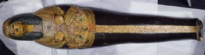 紀元前1100年頃、新王国時代にデイル・エル・バーリで発見されたと思われるネシームンのミイラの容器の蓋（塗装された木材 作： Egyptian 20th Dynasty