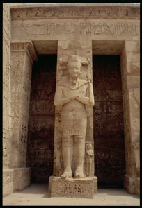 ラムセス3世の立像の1つ（紀元前1184-1153年頃）、オシリス神、最初の宮廷の東側、または出現の殿堂、ラムセス3世の寺院、ニューキングダム、c.1185-10