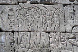 メディネト神殿のラムセス3世の戦いで北部の囚人を描いたレリーフ