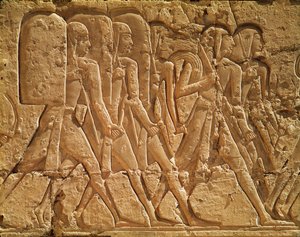 ロープと武器を運ぶ使用人を描いたレリーフ、ラムセス3世の霊廟（紀元前1184-1153年）新王国