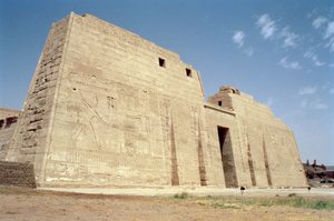 ラムセス3世の遺体安置所の最初の塔の眺めIII（c.1184-1153 BC）ニューキングダム