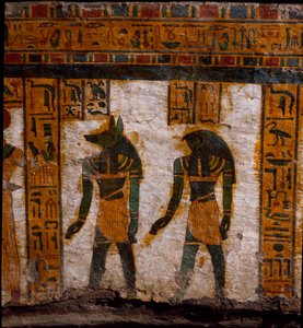エジプトの古代遺物：葬儀の精霊ドゥアムーテフとケベフセヌーフ（またはケベフセヌーフ）。第21王朝（紀元前1085～935年）の書記ブテハモンのアントロポイド石棺の装飾。トリノのエジプト博物館（Torino, Museo Egizio)