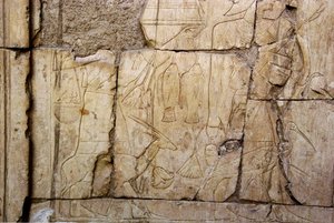 エジプトの古代遺物：供物を運ぶ人を表すレリーフ。エジプト、ルクソール（テーベ）、アンク＝ホル（アンクホル）の墓（TT414）（第26王朝、前672～525年 作： Egyptian 26th Dynasty