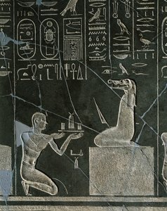ヘリオポリスのアトゥム神殿で、ワニ頭の悪魔に贈り物をする王、ネクタネボ1世のドレライト製レリーフ 作： Egyptian 30th Dynasty