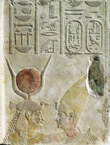 ネクタネボ 2 世 (紀元前 360 ～ 343 年) が女神イシスに迎えられ、石灰岩のレリーフが描かれています。 作： Egyptian 30th Dynasty