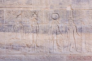 Relevos no templo de Philae, Aswan, Egito