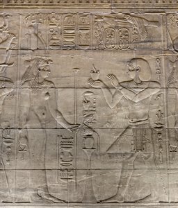 内部聖域、フィラエ神殿、アスワン、エジプトのレリーフ 作： Egyptian 30th Dynasty