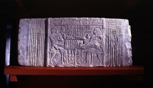 第4王朝の高官シェリーとその妻ケンテツカの墓の所有者を描いたマスタバ墓の偽扉のコーニス、サッカラ、古王国時代（石灰岩） 作： Egyptian 4th Dynasty