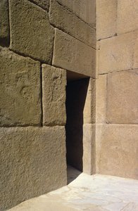カフラー渓谷の寺院、旧王国からの花崗岩の壁