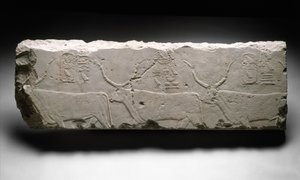 クフス王の牛の浮き彫り断片、2535年頃（石灰岩）