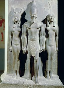 メンカウレ（Mycerinus）のトライアド、ハトホル女神とアフロディトポリスノームの女神、旧王国ギザのメンカウレのピラミッドの谷の寺院、紀元前2529年頃（片岩）（片岩を参照）