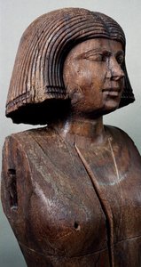 カアパーの妻の胸像、木彫像、サッカラのマスタバ（墓）C8から。エジプト文明、古王国時代、第5王朝。 作： Egyptian 5th Dynasty