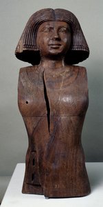 カアパーの妻の胸像、木彫像、サッカラのマスタバ（墓）C8から。エジプト文明、古王国時代、第5王朝 作： Egyptian 5th Dynasty