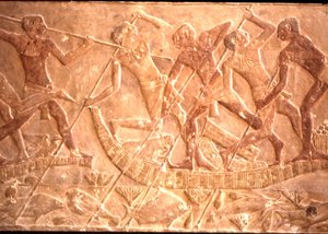 パピルス舟から魚を刺す男たち（プタホテップ墓、第5王朝）（写真 作： Egyptian 5th Dynasty
