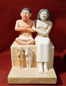 ドワーフセネブとその家族の小像、紀元前2475年頃（石灰岩塗装）