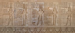 エジプト古代史：神々の行列-エジプト、デンデラのハトホル女神の神殿の東壁の詳細-エジプト文明：神々の行列、デンデラのハトホル神殿（またはテンティラ神殿）の壁に彫られている。