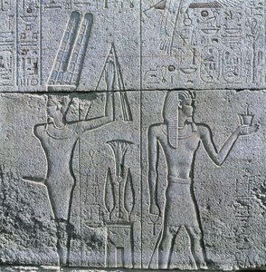 エジプト、古代テーベ、ルクソール、カルナック、アモン大神殿のミン神とフィリップ3世アレヒダウスのレリーフ 作： Egyptian Egyptian