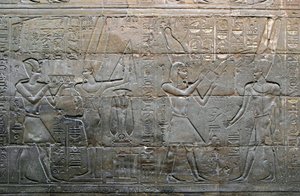 エジプトの古代。アモン・ミン(Amon-Min)神に供物を捧げるアレクサンダー大王。低層レリーフの詳細。エジプト、ルクソール神殿、聖なる舟の礼拝堂。 作： Egyptian Egyptian