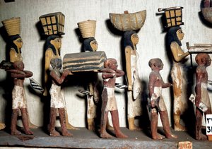 エジプトのアンティキテ：故人への供物を持つ召使を表現した彩色木彫群。カイロ、エジプト博物館 作： Egyptian Egyptian