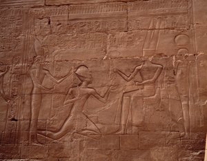 エジプトのアンティキテ：カルナック神殿の壁を飾るレリーフ。 作： Egyptian Egyptian