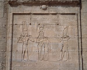 エジプトのアンティーク：デンデラのハトホル女神の神殿の低層レリーフの様子 作： Egyptian Egyptian