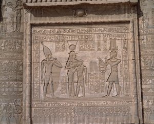 エジプトのアンティーク：デンデラのハトホル女神の神殿の低層レリーフの様子 作： Egyptian Egyptian