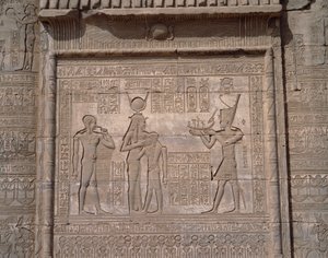 エジプトのアンティーク：デンデラのハトホル女神の神殿の低層レリーフの様子 作： Egyptian Egyptian