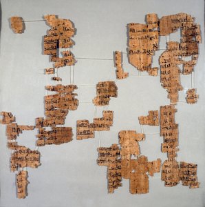 エジプトの古代遺跡：第1王朝から第17王朝までのファラオのリストが記された「王家のカノン」と呼ばれるパピルスの断片。トリノ、エジプト博物館 作： Egyptian Egyptian
