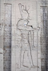 ホルス、プシェントの頭飾り、ホルス神殿、エドフ 作： Egyptian Egyptian