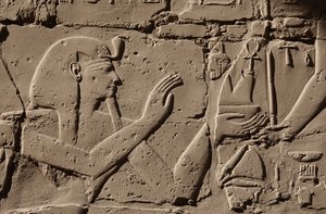 コブラの頭飾りをつけたファラオ、カルナック（浮き彫り） 作： Egyptian Egyptian