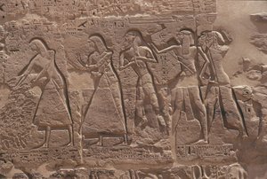 メディネトハブのラムセス3世の要塞化された神殿の書記官と捕虜のレリーフ 作： Egyptian Egyptian