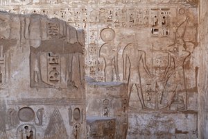 ラーとクヌームに供物を捧げる上エジプトの支配者（エドフ、ホルス神殿 作： Egyptian Egyptian