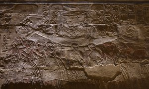 ボートを運ぶ奴隷たち、ルクソール神殿（レリーフ） 作： Egyptian Egyptian