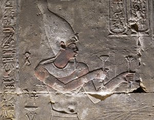 ヘドジェットを身につけたファラオ（エドフのホルス神殿 作： Egyptian Egyptian