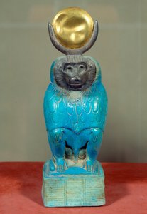 古代エジプトのアート。ヒヒに乗ったトット神の像。プトレマイオス朝時代（前332-30）。銀（金属）、ファイアンス、金、彫刻。エジプト、ヘルモポリス出土。高さ：0.150m。