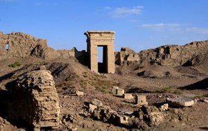 エジプトの古代美術エジプト、デンデラのハトホル神殿、北門のアーチの眺め 作： Egyptian Ptolemaic Period