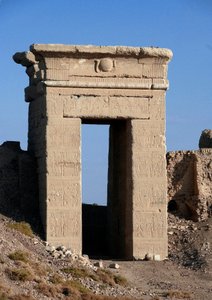 エジプトの古代美術エジプト、デンデラのハトホル神殿、北門のアーチの眺め 作： Egyptian Ptolemaic Period