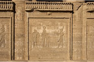 エジプトのアンティキテ。イシスの息子イヒの誕生を記念するローマ時代のマンミジ。エジプト、デンデラのハトホル神殿 作： Egyptian Ptolemaic Period