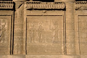 エジプトのアンティキテ。イシスの息子イヒの誕生を記念するローマ時代のマンミジ。エジプト、デンデラのハトホル神殿